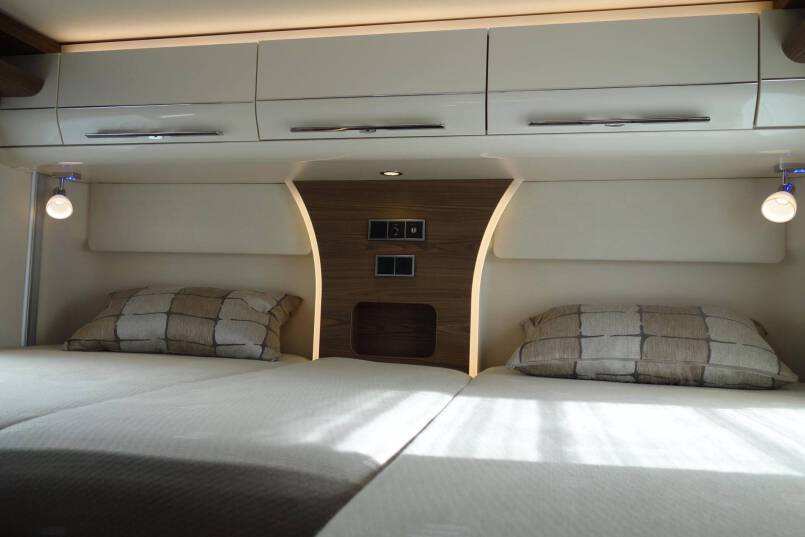 Hymer B 674 SL SupremeLine AUTOMAAT, 180 pk, 2 aparte bedden 44