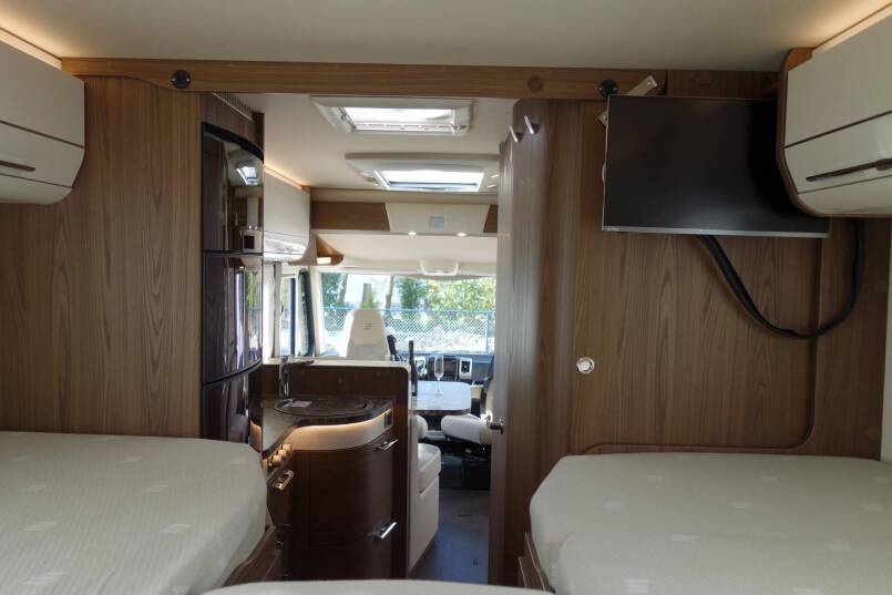 Hymer B 674 SL SupremeLine AUTOMAAT, 180 pk, 2 aparte bedden 46