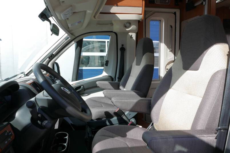 Hymer T 568 SL 150 pk, enkele bedden, hoekkeuken, garage 13