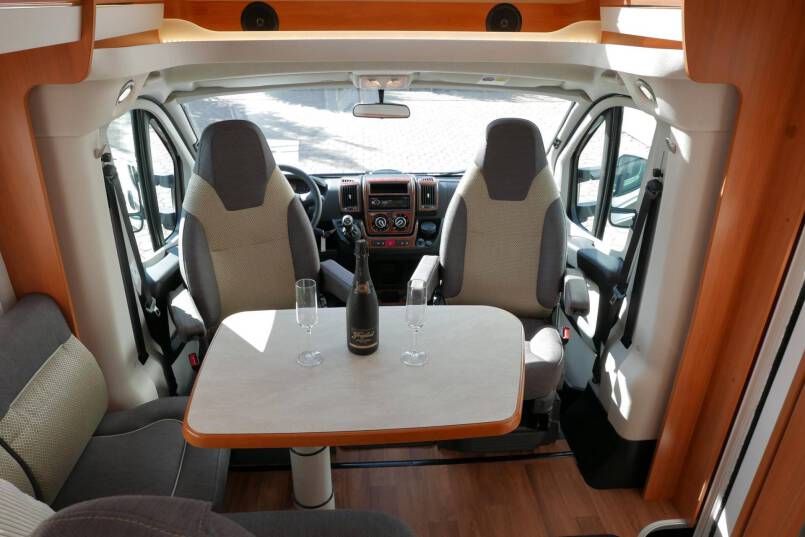 Hymer T 568 SL 150 pk, enkele bedden, hoekkeuken, garage 15