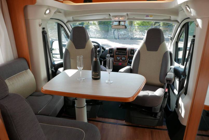 Hymer T 568 SL 150 pk, enkele bedden, hoekkeuken, garage 16