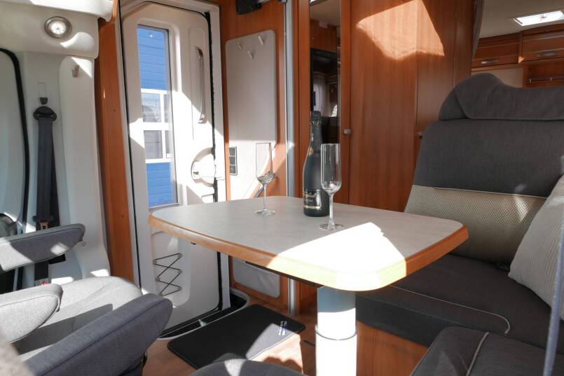 Hymer T 568 SL 150 pk, enkele bedden, hoekkeuken, garage 19