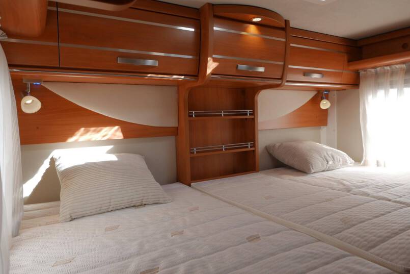 Hymer T 568 SL 150 pk, enkele bedden, hoekkeuken, garage 26