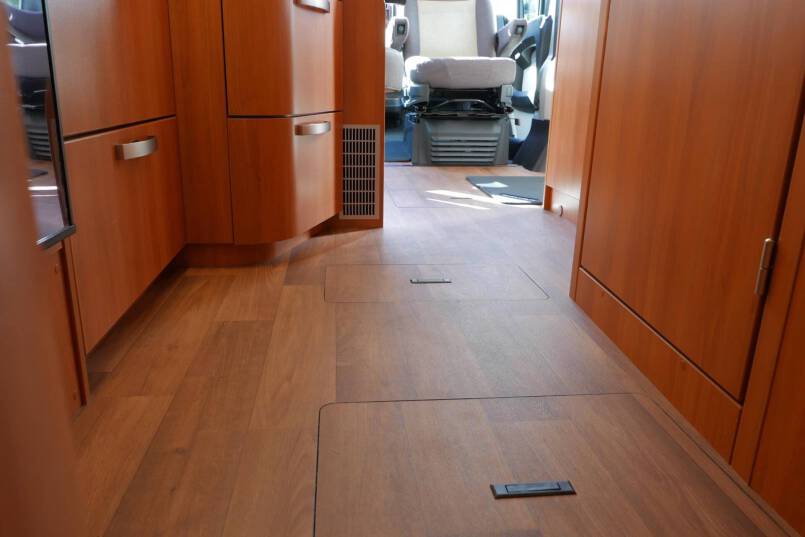 Hymer T 568 SL 150 pk, enkele bedden, hoekkeuken, garage 32