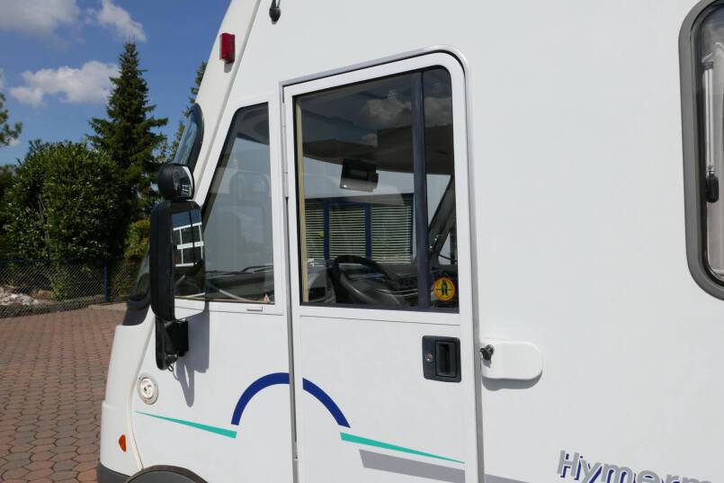 Hymer B 584 compacte 3 pers. met een ruime barzit indeling. 9