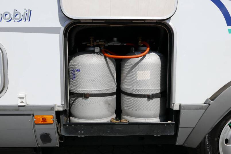 Hymer B 584 compacte 3 pers. met een ruime barzit indeling. 10