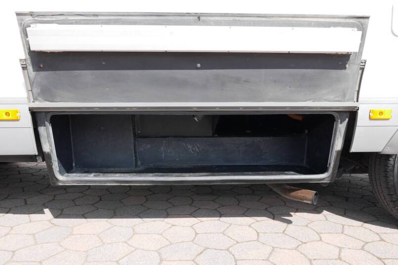 Hymer B 584 compacte 3 pers. met een ruime barzit indeling. 12