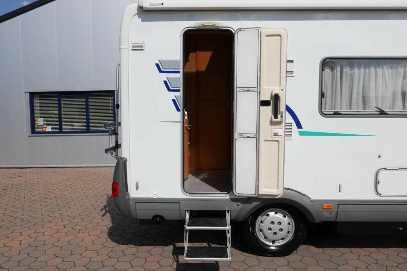 Hymer B 584 compacte 3 pers. met een ruime barzit indeling. 13