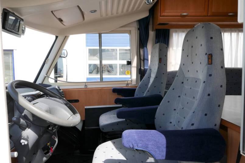 Hymer B 584 compacte 3 pers. met een ruime barzit indeling. 14