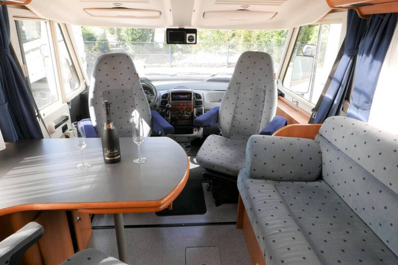 Hymer B 584 compacte 3 pers. met een ruime barzit indeling. 16