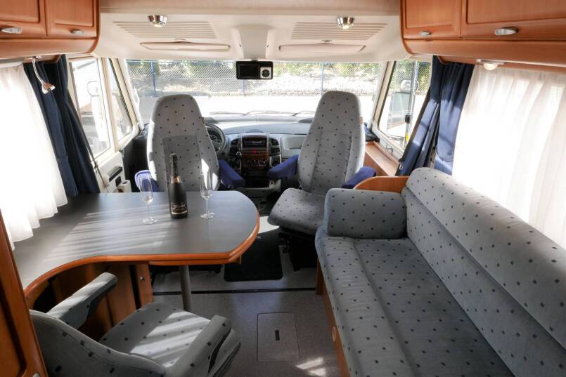 Hymer B 584 compacte 3 pers. met een ruime barzit indeling. 17