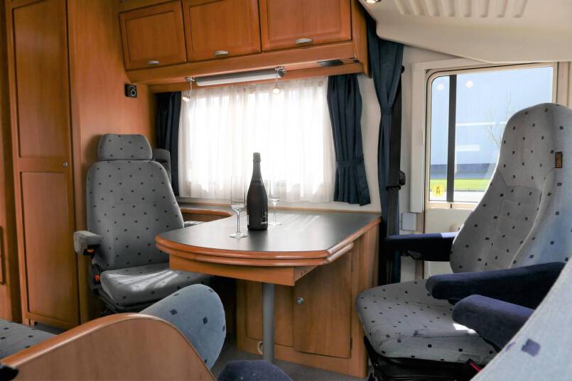 Hymer B 584 compacte 3 pers. met een ruime barzit indeling. 18