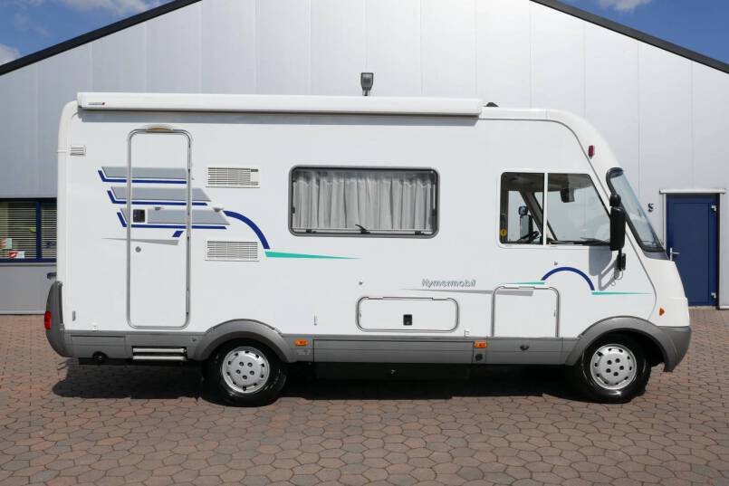 Hymer B 584 compacte 3 pers. met een ruime barzit indeling. 1