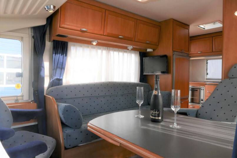 Hymer B 584 compacte 3 pers. met een ruime barzit indeling. 19