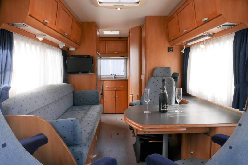 Hymer B 584 compacte 3 pers. met een ruime barzit indeling. 20