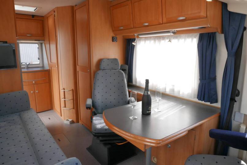 Hymer B 584 compacte 3 pers. met een ruime barzit indeling. 21