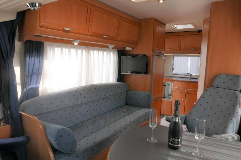 Hymer B 584 compacte 3 pers. met een ruime barzit indeling. 22