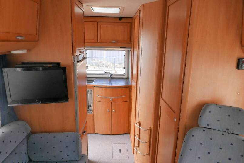 Hymer B 584 compacte 3 pers. met een ruime barzit indeling. 23