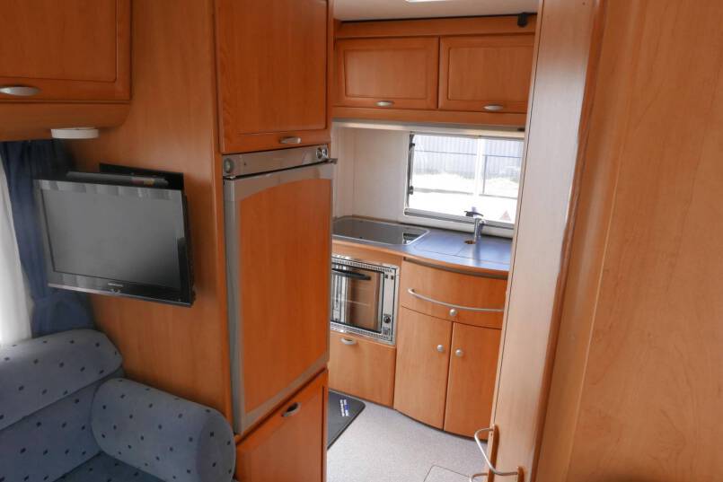 Hymer B 584 compacte 3 pers. met een ruime barzit indeling. 24