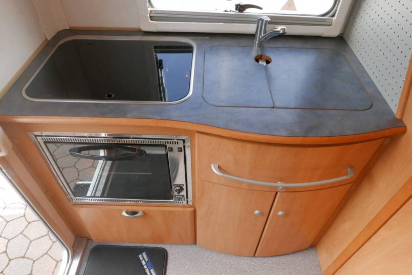 Hymer B 584 compacte 3 pers. met een ruime barzit indeling. 25