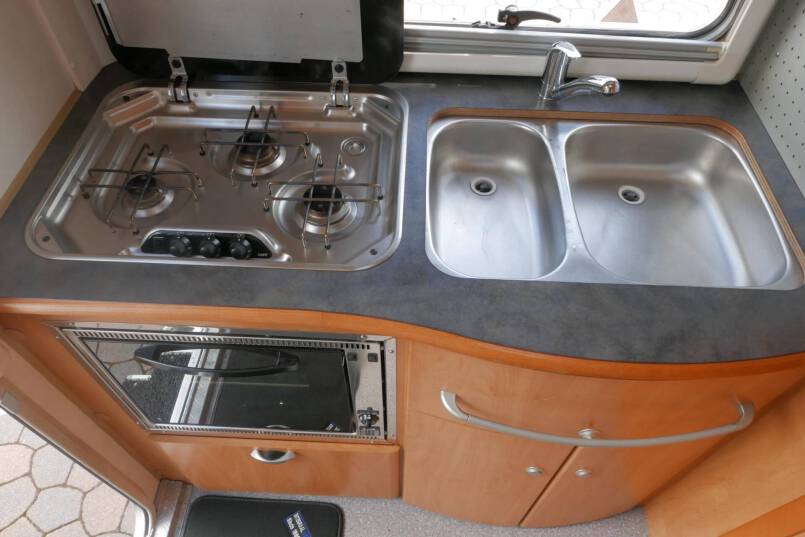 Hymer B 584 compacte 3 pers. met een ruime barzit indeling. 26