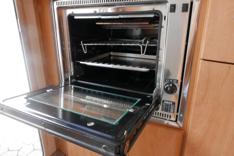 Hymer B 584 compacte 3 pers. met een ruime barzit indeling. 27