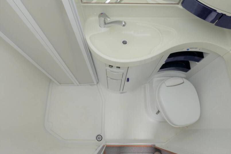 Hymer B 584 compacte 3 pers. met een ruime barzit indeling. 28