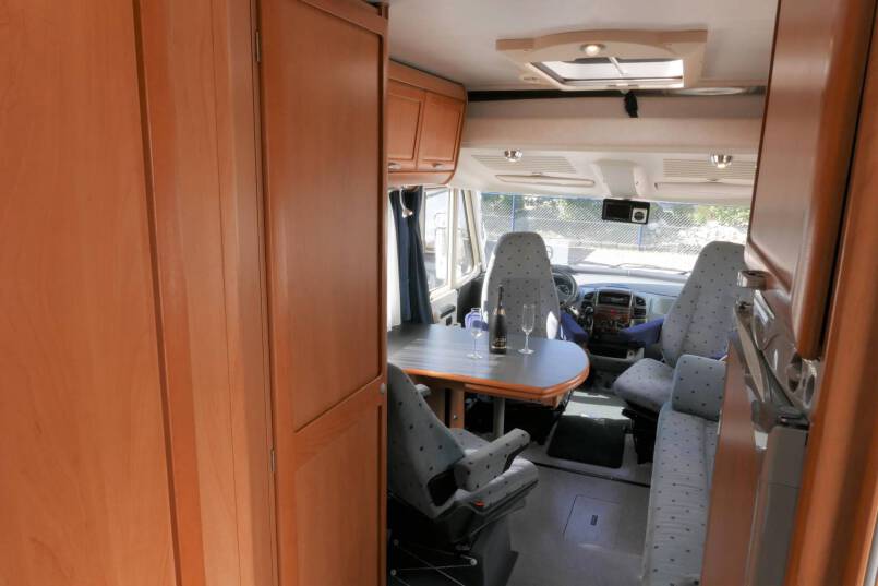 Hymer B 584 compacte 3 pers. met een ruime barzit indeling. 30