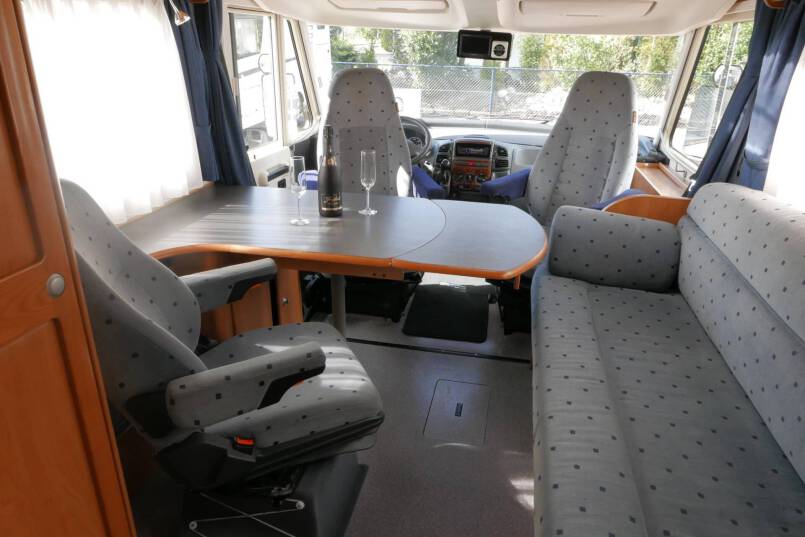 Hymer B 584 compacte 3 pers. met een ruime barzit indeling. 31