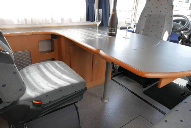 Hymer B 584 compacte 3 pers. met een ruime barzit indeling. 32