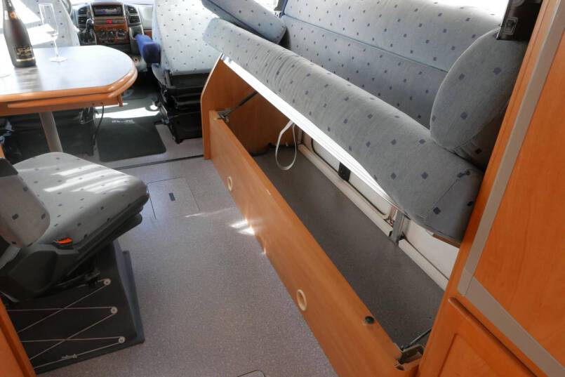 Hymer B 584 compacte 3 pers. met een ruime barzit indeling. 33