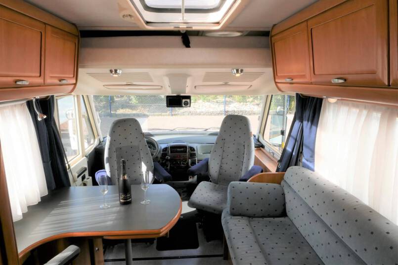 Hymer B 584 compacte 3 pers. met een ruime barzit indeling. 34
