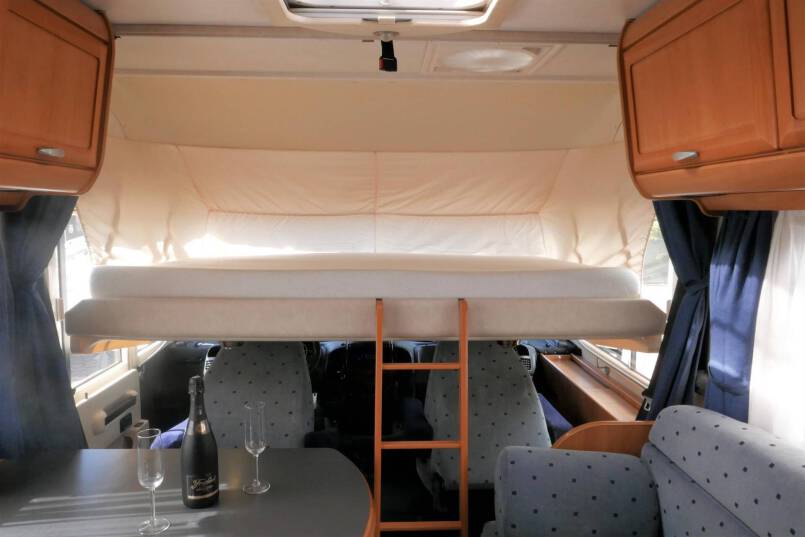Hymer B 584 compacte 3 pers. met een ruime barzit indeling. 35