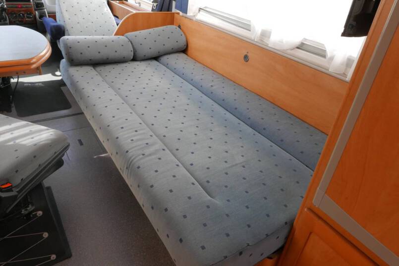 Hymer B 584 compacte 3 pers. met een ruime barzit indeling. 36