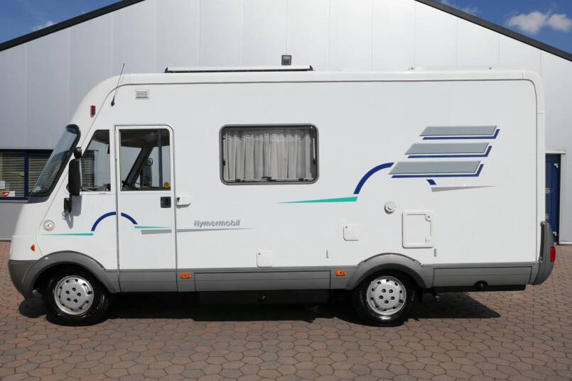 Hymer B 584 compacte 3 pers. met een ruime barzit indeling. 3