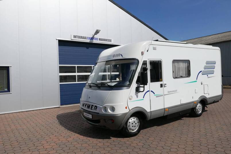 Hymer B 584 compacte 3 pers. met een ruime barzit indeling. 39