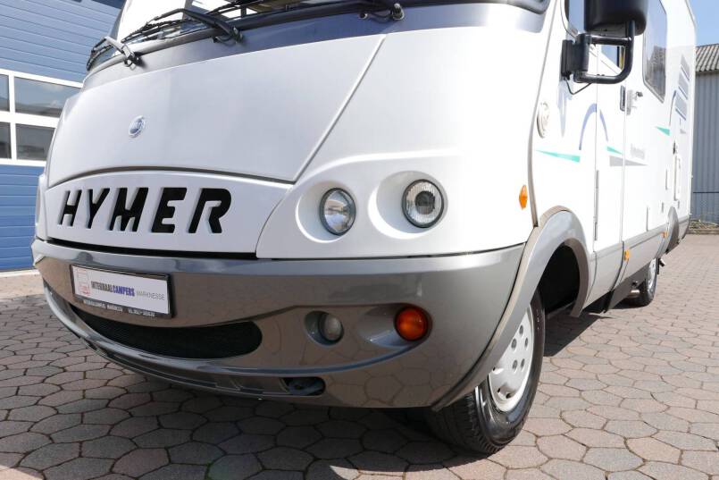 Hymer B 584 compacte 3 pers. met een ruime barzit indeling. 8