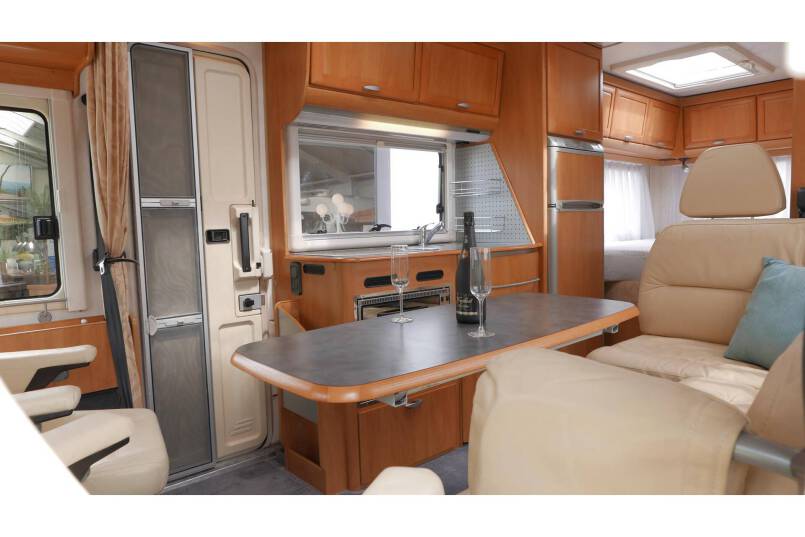 Hymer B 654 AUTOMAAT, Frans bed, bovenkastjes, airco 22