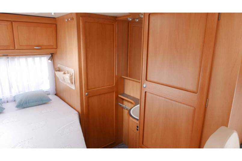 Hymer B 654 AUTOMAAT, Frans bed, bovenkastjes, airco 31