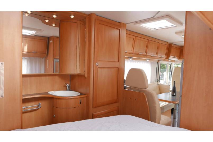Hymer B 654 AUTOMAAT, Frans bed, bovenkastjes, airco 33