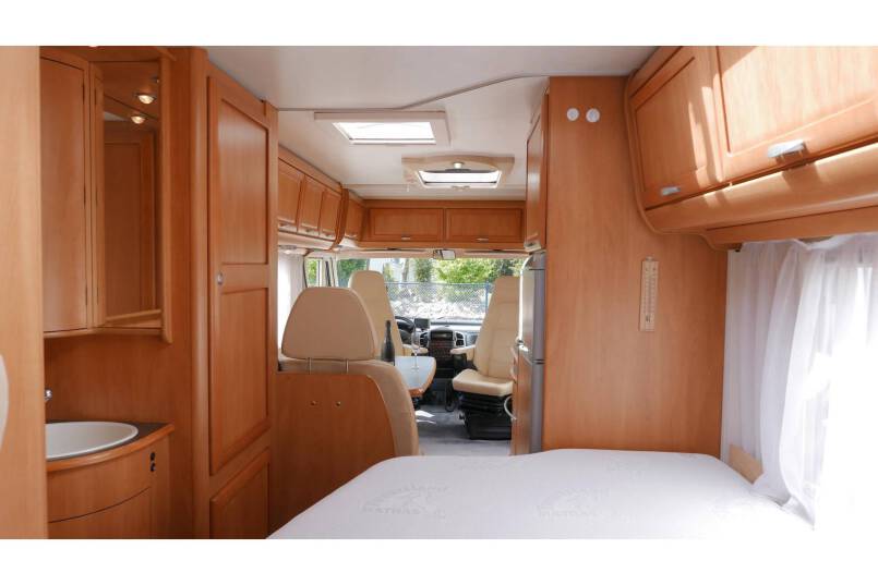 Hymer B 654 AUTOMAAT, Frans bed, bovenkastjes, airco 34