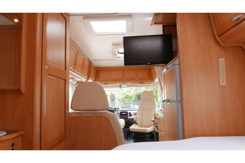 Hymer B 654 AUTOMAAT, Frans bed, bovenkastjes, airco 35