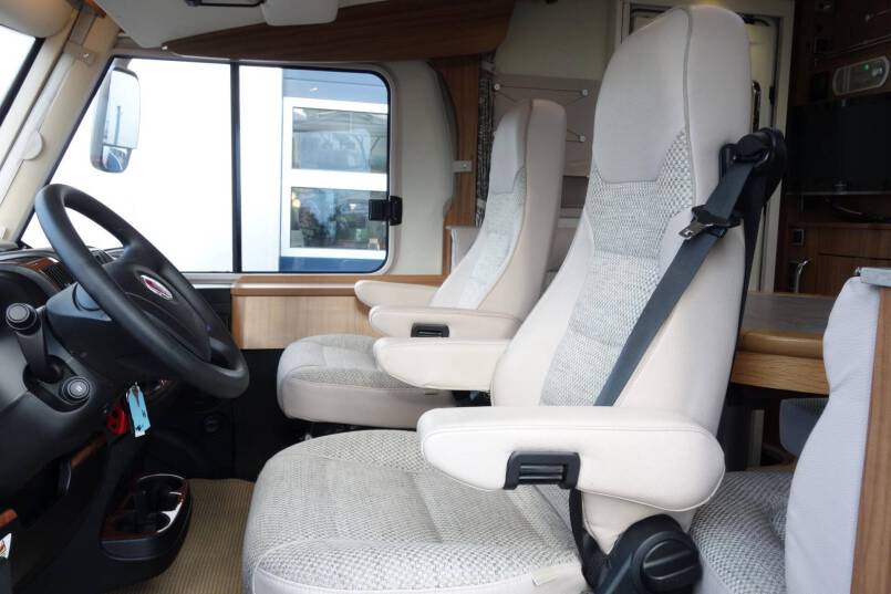 Hymer B 704 PL 3.0 177 pk PremiumLine, Serra Grijs, 2 aparte bedden 18