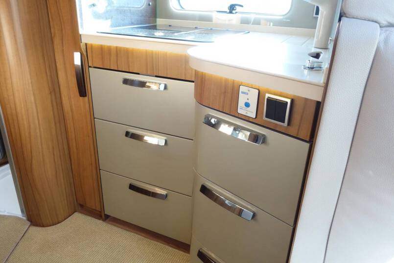 Hymer B 704 PL 3.0 177 pk PremiumLine, Serra Grijs, 2 aparte bedden 28
