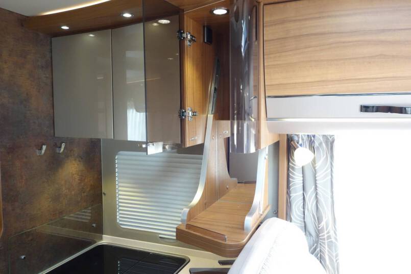 Hymer B 704 PL 3.0 177 pk PremiumLine, Serra Grijs, 2 aparte bedden 31