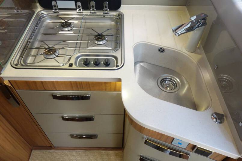 Hymer B 704 PL 3.0 177 pk PremiumLine, Serra Grijs, 2 aparte bedden 32