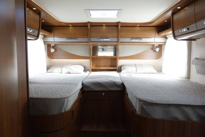 Hymer B 704 PL 3.0 177 pk PremiumLine, Serra Grijs, 2 aparte bedden 35