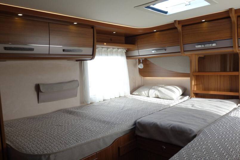 Hymer B 704 PL 3.0 177 pk PremiumLine, Serra Grijs, 2 aparte bedden 36