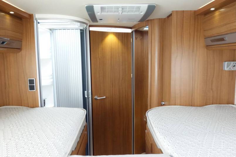Hymer B 704 PL 3.0 177 pk PremiumLine, Serra Grijs, 2 aparte bedden 38