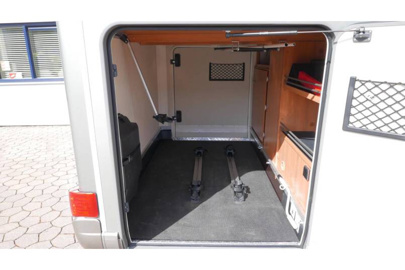 Hymer Exsis I 588 AUTOMAAT, 150 pk, Serra Grijs, compact met 2 aparte bedden 9